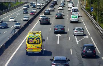 Vehículos circulando en carreteras andaluzas.