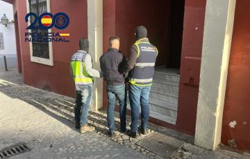 Dos policias custodian al presunto autor de los hechos que ya se encuentra en prisión