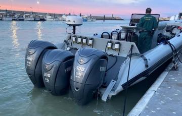 La lanchainterceptada inspeccionada por la Guardiia Civil en muelle