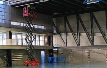 La intervención ha requerido un elevador dentro de la instalación deportiva