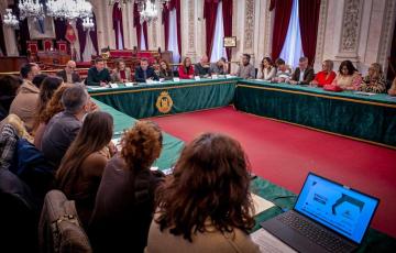 La sesión tuvo lugar en el Salón de Plenos del Ayuntamiento de Cádiz