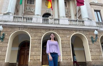 La nueva pregonera infantil ante el Ayuntamiento de Cádiz