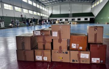 En el pabellón del colegio Salesianos trabajan a destajo para organizar los productos recogidos en la campaña.