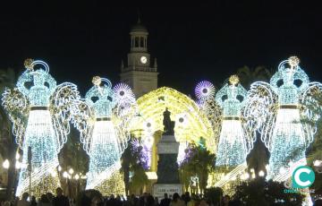 La Plaza de San Juan de Dios iluminada en estas fiestas. 