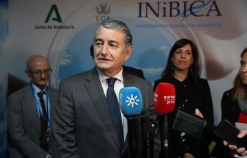 Antonio Sanz durante la atención a medios en la visita al Instituto de Investigación e Innovación Biomédica de Cádiz.