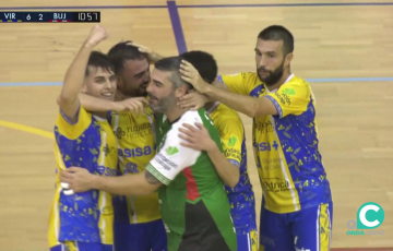 Los jugadores locales celebran su alegría tras uno de los tantos ante su rival cordobés