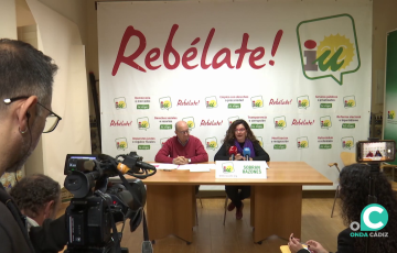 La dirigente de la fomración, Anabel Moreno, intervienen ante los medios durante la rueda de prensa