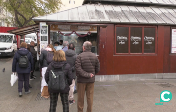 Clientes hacen cola ante la churrería galardonada en la capital gaditana