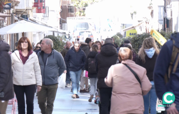 Personas circulan por una de las calles del centro de la capital gaditana
