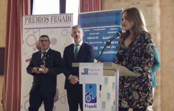 La presentadora Anabel Flores interviene durante el acto de entrega organizado por la entidad social