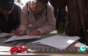 Varias personas estampan su rúbrica este martes 