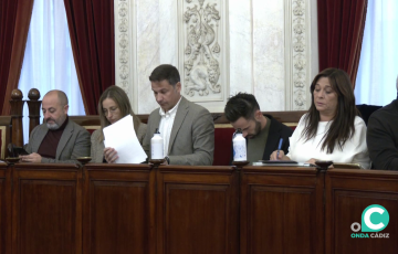 Concejales de la oposición antes del inicio de un Pleno municipal