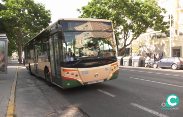 Vehículo de transporte público urbano en una de las paradas de la Avenida de Cádiz