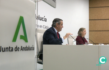 El director del Instituto Andaluz de Administración Pública, José Loaiza habla a los presentes durante el encuentro