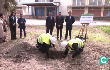 Autoridades durante el acto de este lunes