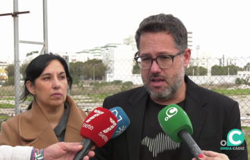 El dirigente de la formación atiente a los medios en los terrenos donde se proyecta el futuro centro