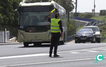 Agente ordena el tráfico a la entrada de la capital gaditana