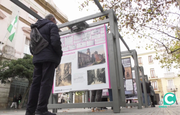 Un viadante contempla uno de los paneles situados junto a la Diputación