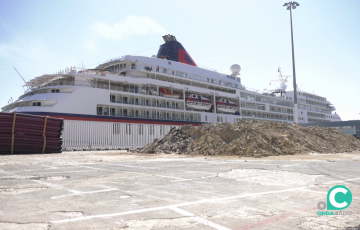Navio junto a las obras que están acometiendo en el recinto portuario