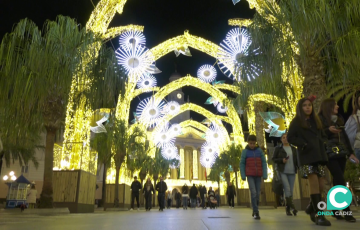 Detalle de la iluminación navideña en la plaza San Juan de Dios