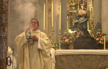 Valdivia durante una celebrración litúrgica en la Catedral de Cádiz