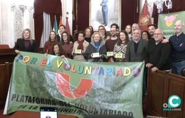 Foto de familia de las entidades reconocidos en la jornada del Día Internacional del Voluntariado 2025.