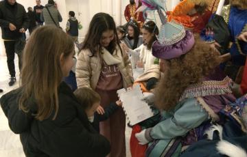 Los Reyes Magos del Mentidero reciben en el ECCO a los niños del barrio.