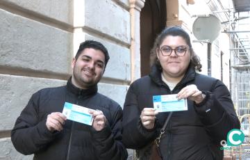 Dos aficionados al carnaval muestran las entradas que han adquirido este sábado. 