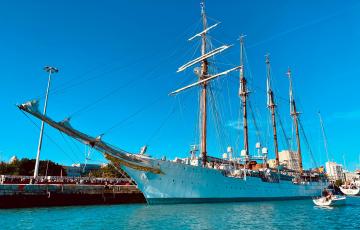 La ciudad de Cádiz se ha volcado en la salida de 'Juan Sebastián de Elcano'.