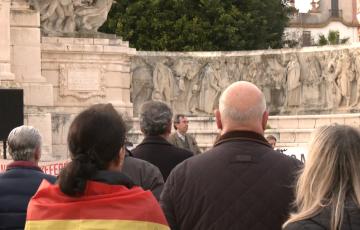 Protesta para exigir la dimisión de Pedro Sánchez ante el monumento a Las Cortes de Cádiz 
