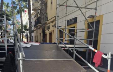 Tareas para ultimar la instalación del tablao este sábado en la calle de La Palma 