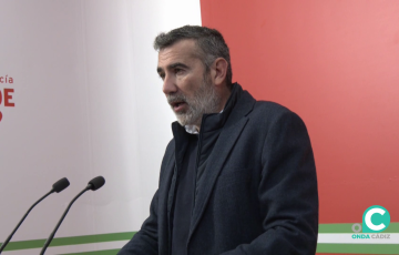 El portavoz del Grupo Socialista, Javier Pizarro, en atención a los medios. 