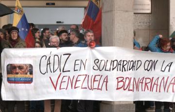 La Plataforma Bolivariana de Cádiz se concentra en contra de la actuación de Estados Unidos en Venezuela.