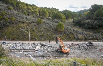 Trabajadores realizan tareas de retirada de los restos de los vagones en el punto de las vías donde tuvo lugar el accidente de trenes de Adamuz, a 24 de enero de 2026 en Adamuz.