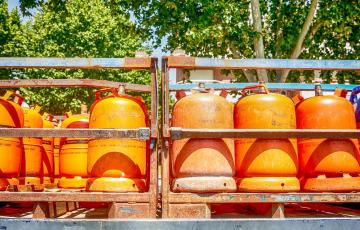  Detalles de bombonas de butano cargadas en un camión