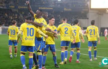 Los amarillos celebran el tanto de Brian Ocampo (Foto: La Liga)