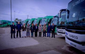 Autoridades y representantes de Transportes Generales Comes durante el acto