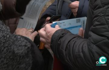 Personas adquiriendo entradas para disfrutar del COAC 2026. 