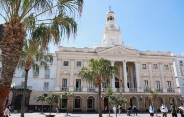 Vista de la fachada del Ayuntamiento de Cádiz