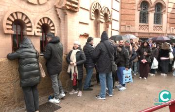 Personas haciendo cola este viernes en el Gran Teatro Falla para adquirir las entradas. 