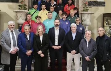 Jugadores de LaLiga Genuine en la escalinata del Ayuntamiento