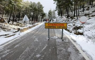 Corte de carretera en Grazalema