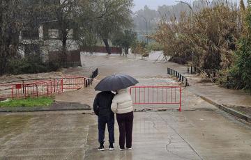 El río Guadiaro sobrepasa un puente al aumentar su caudal por las lluvias acumuladas de los últimos días.