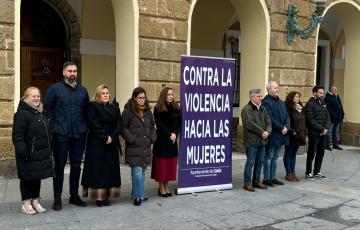 Autoridades durante el respetuso acto en frente al Ayuntamiento