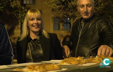 10.000 pestiños se han repartido este año en la Plaza Fragela. 