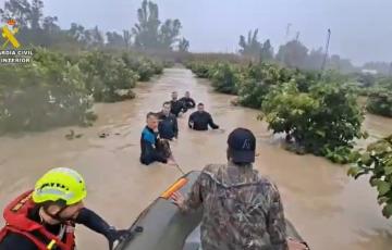 Agentes del Grupo Especial de Actividades Subacuáticas de la Guardia Civil evacuando a una persona en la localidad gaditana