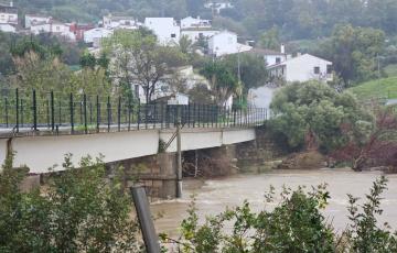 Crecida del río Hozgarganta a su paso por la localidad gaditana de Jimena de la Frontera