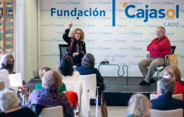 Tere Torres junto a Juan José Téllez en un acto en la Fundación Cajasol