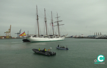 El navio de la Armada parte del muelle de Cádiz el pasado año