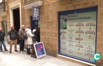 Colas de clientes en la calle José del Toro